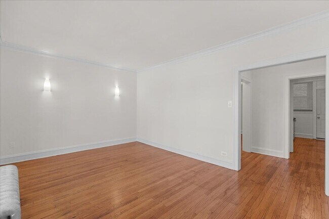 Building Photo - Large One Bedroom in Andersonville