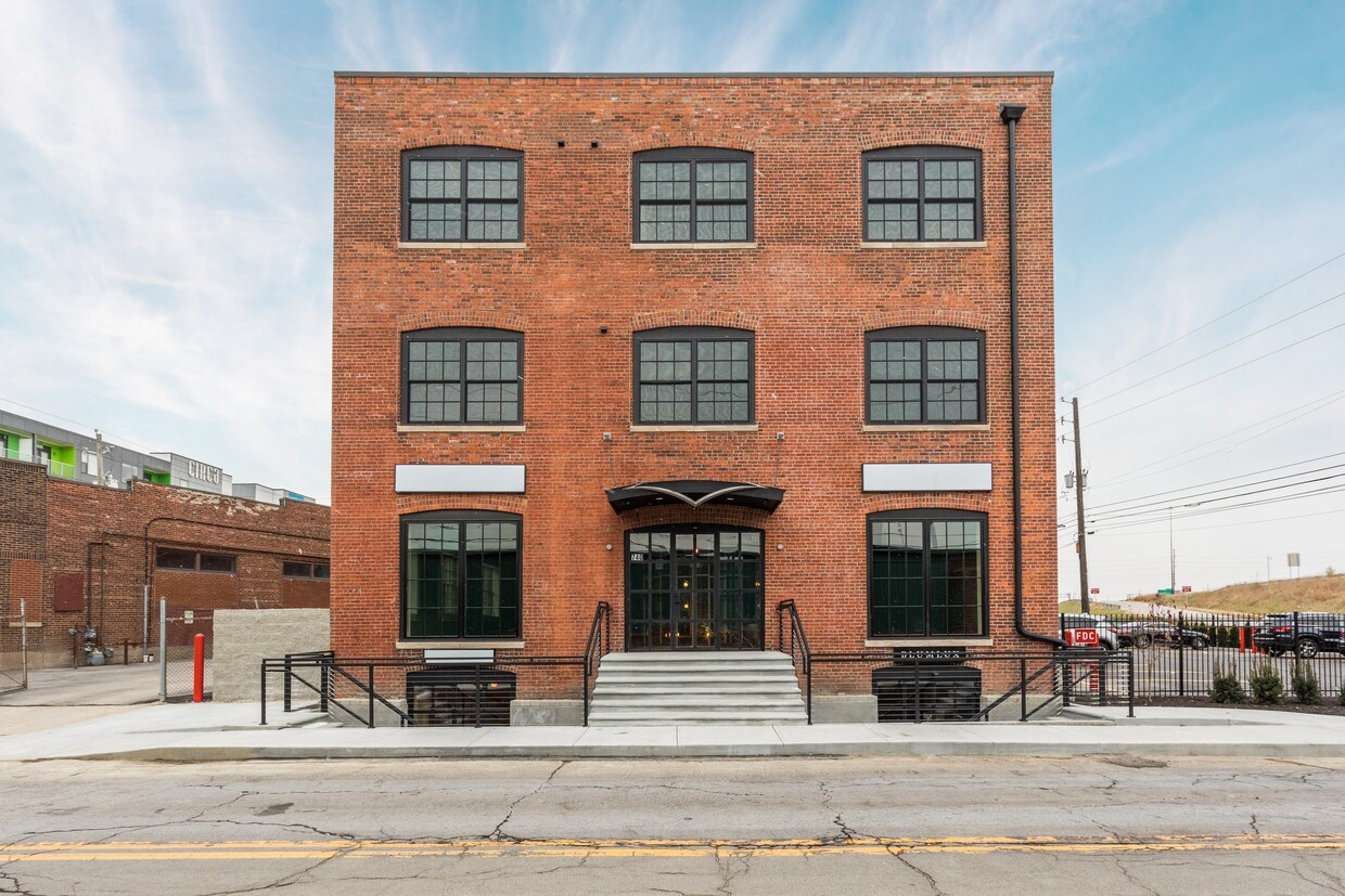 Foto principal - 740 E North St