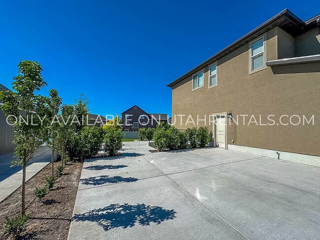 Building Photo - 698 S Lake View Dr