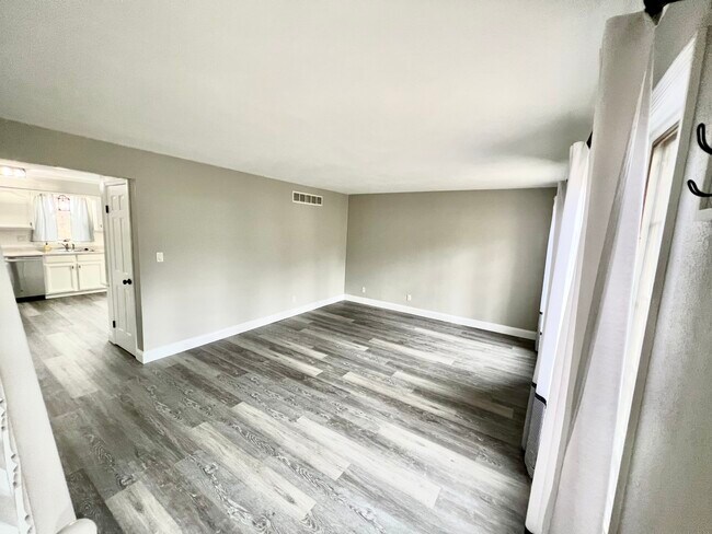 Sala de estar - 2416 E Grandview Ave