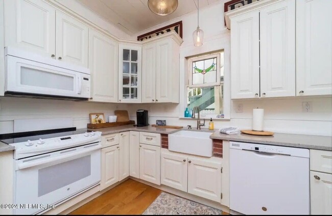 Building Photo - 251 Charlotte St