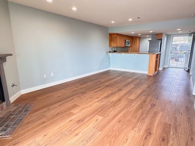 Foto del edificio - Well Kept 2BD Condo with Sunset Views