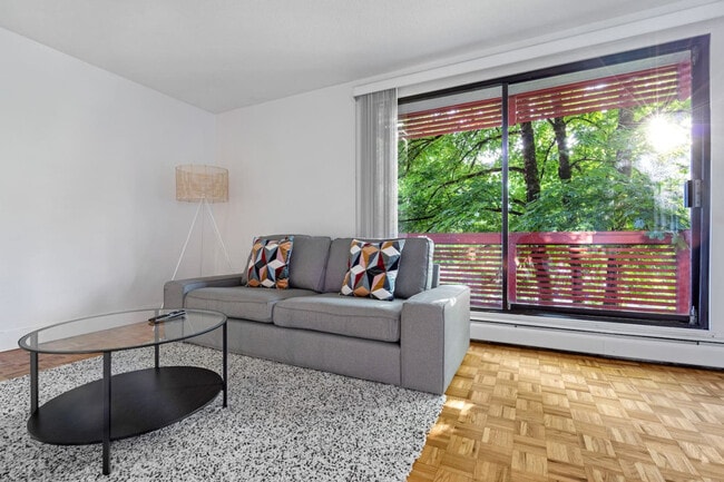 Photo du bâtiment - 1190 10th Avenue Bikeway