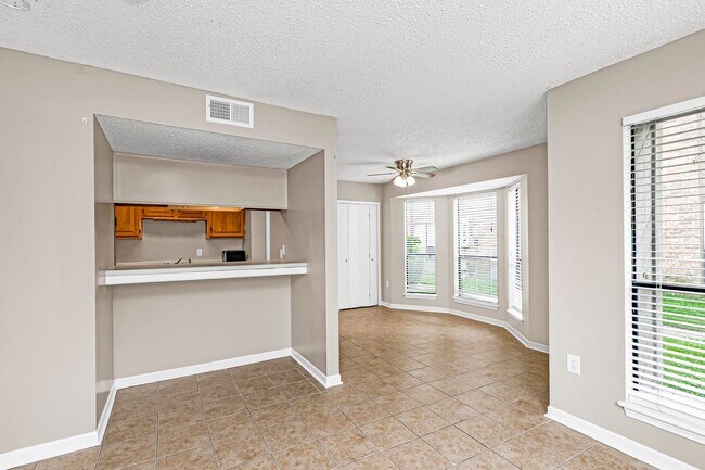 Building Photo - 2 Bedroom Townhouse on LSU Bus Route