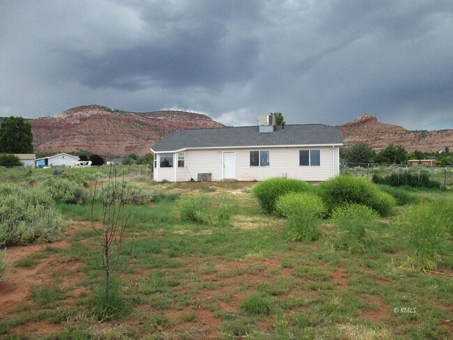 Building Photo - 977 W Navajo Dr