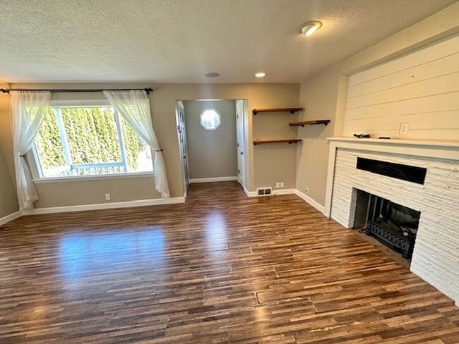 Foto del edificio - 4 Bedroom 1.5 Bath House in Lake Stevens B...
