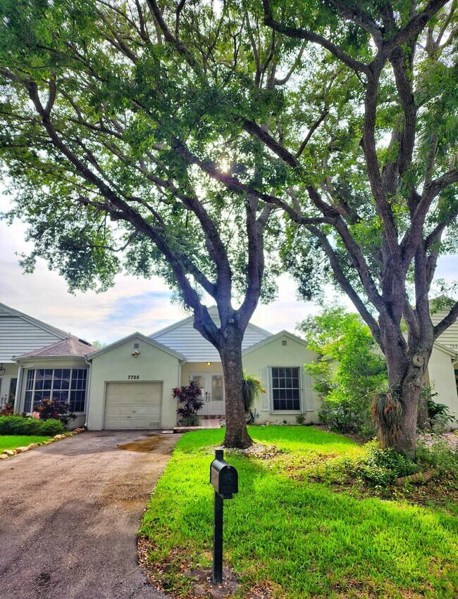 Foto del edificio - 7705 Forest Green Ln