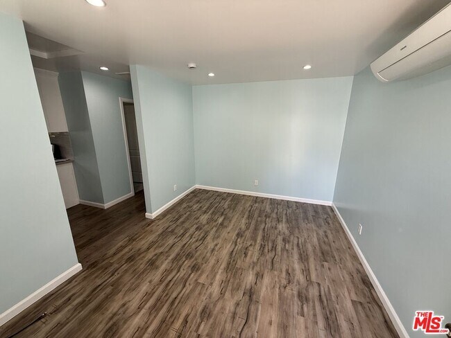 Foto del edificio - 7512 Jamieson Ave