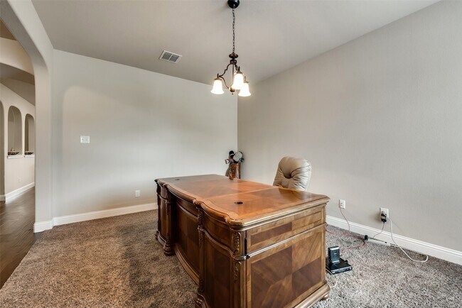 Building Photo - 1325 Realoaks Dr