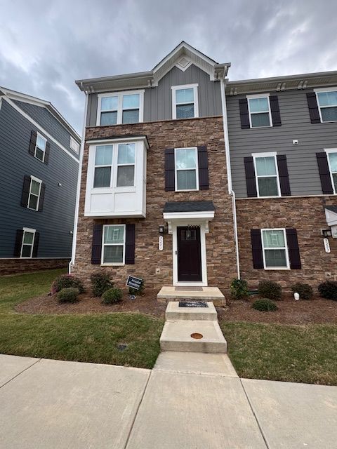 Foto principal - End unit 4 bedroom townhome!