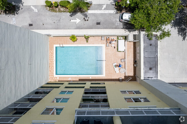 Areal de la piscina - Highland Park Lofts