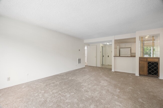 Building Photo - 5600 Kensington Way