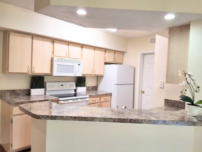 Building Photo - For Rent Beautiful 2/2 First Floor Condo a...