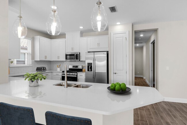 Building Photo - ANNUAL RENTAL - 3 BED + DEN / 2 BATH VILLA...
