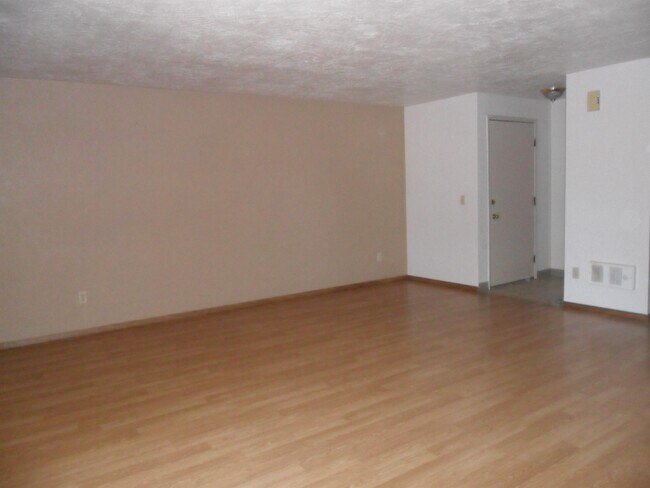 Building Photo - 1073 Hermitage Way S