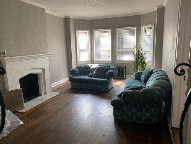 Living room - 13409 S Woodland Rd