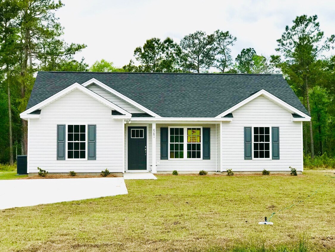 Foto principal - Gorgeous newer home with high end finishes...