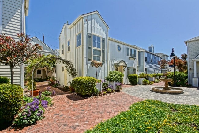 Building Photo - BEAUTIFUL, BRIGHT & AIRY, 3BR2.5BA TOWNHOM...