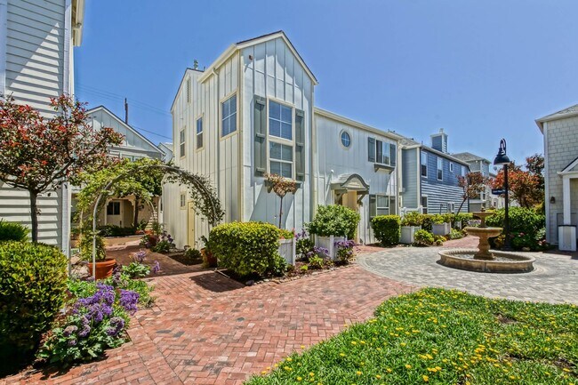 Foto del edificio - BEAUTIFUL, BRIGHT & AIRY, 3BR2.5BA TOWNHOM...