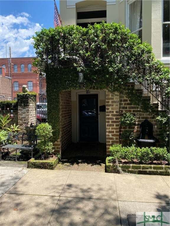 10 E Jones St, Savannah, GA 31401 Townhome Rentals in Savannah GA