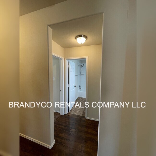 Foto del edificio - 6301 Katy Creek Ln