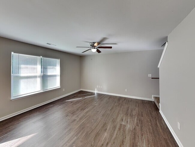 Foto del edificio - Stylish 4-Bedroom Home in Prime Coulwood L...