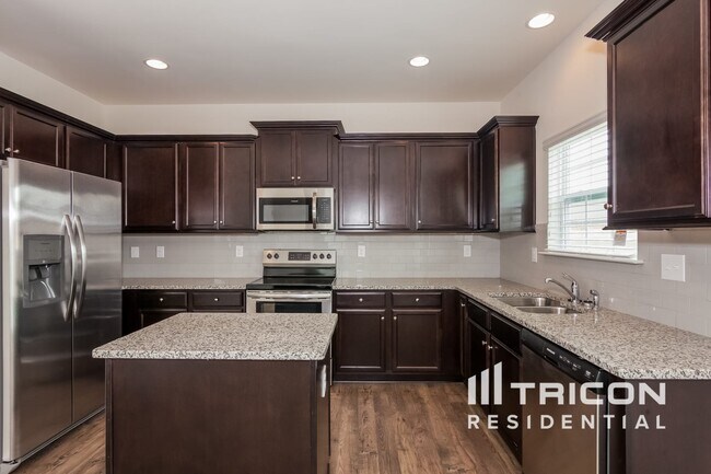 Building Photo - 156 King William Dr
