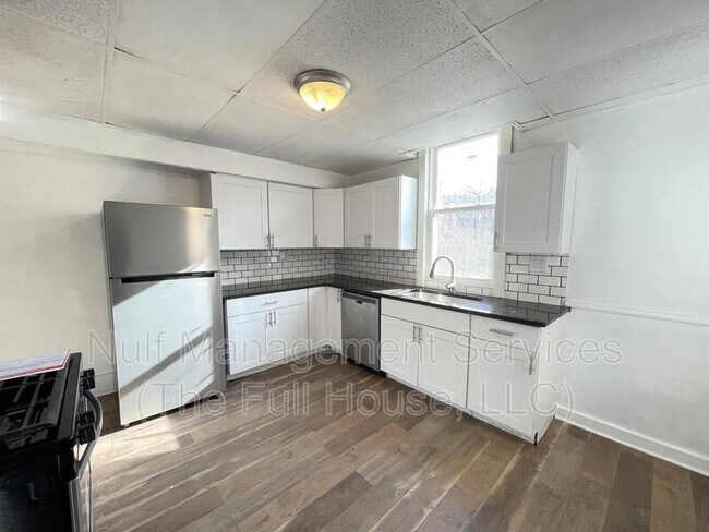 Foto del edificio - 116 Laughlin Ave