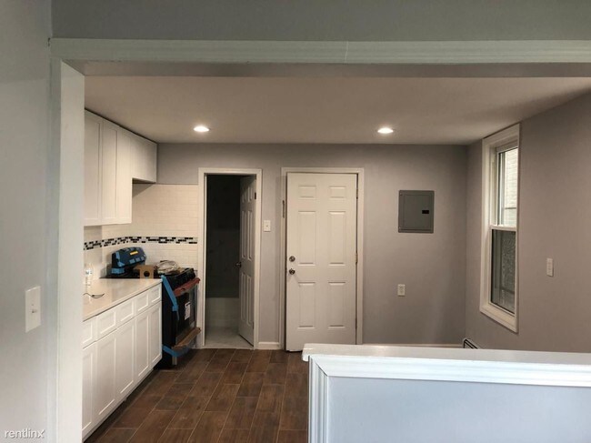 Building Photo - 3 br, 1 bath Apartment - 34 W 16th St