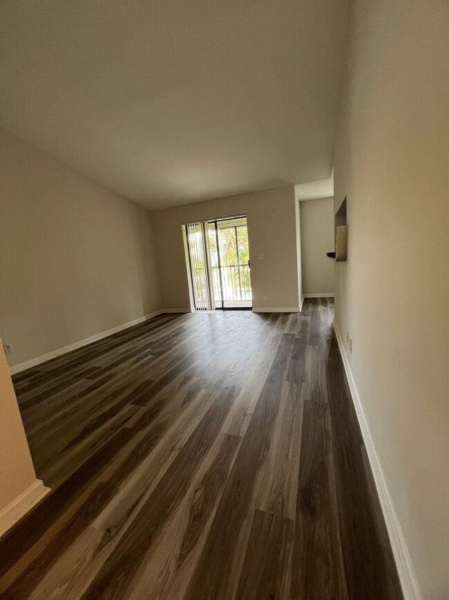 Building Photo - Pretty updated unit with New Flooring