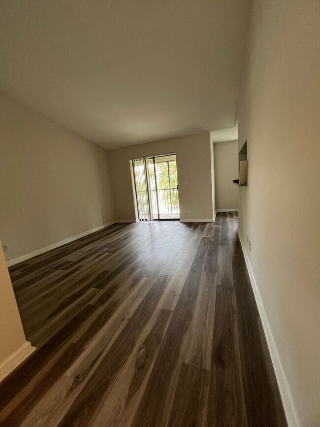 Foto del edificio - Pretty updated unit with New Flooring