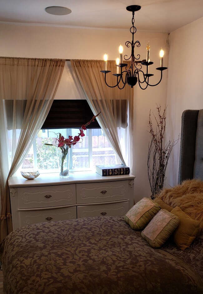 Master Bedroom - 1740 S Mansfield Ave