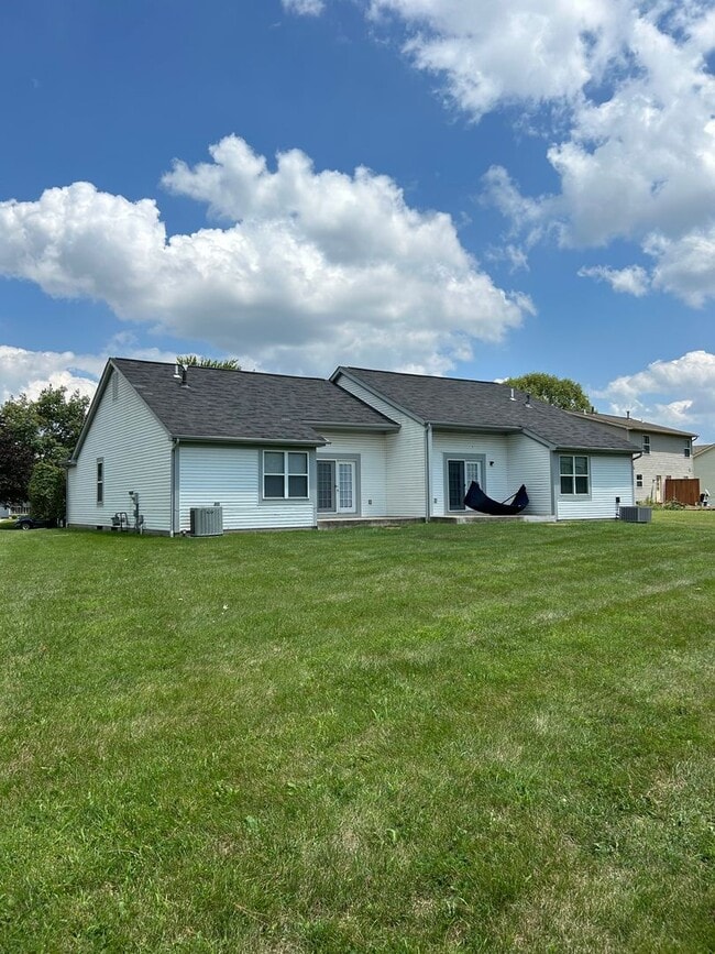 Building Photo - Beautiful 3 Bedroom Duplex with Garage