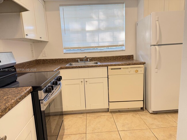 Foto del edificio - 631 Cypress Lake Blvd