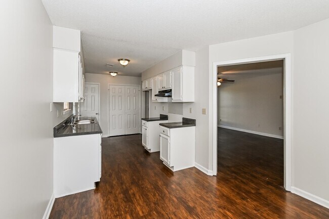 Foto del edificio - 4371 Rosswood Dr
