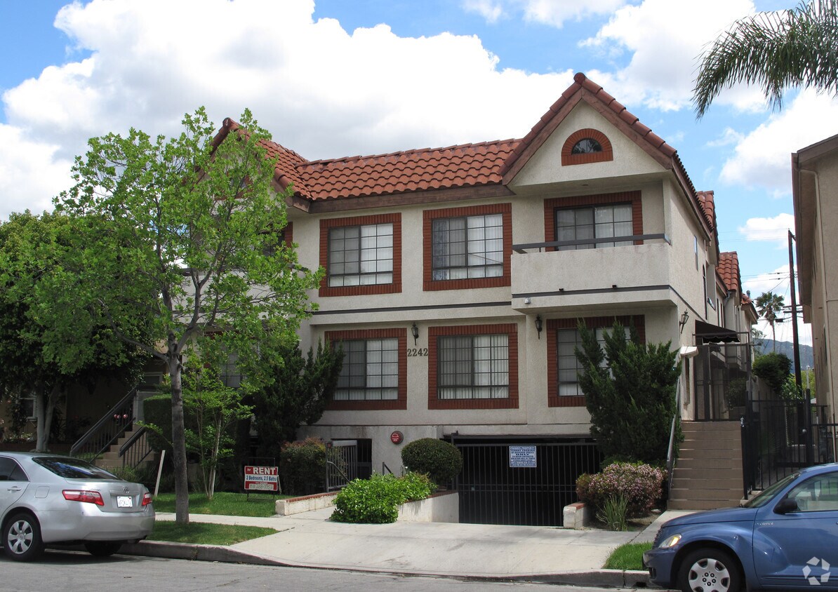 Building Photo - 2242 N Catalina St