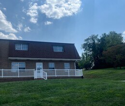 Building Photo - 400 Crestview Dr