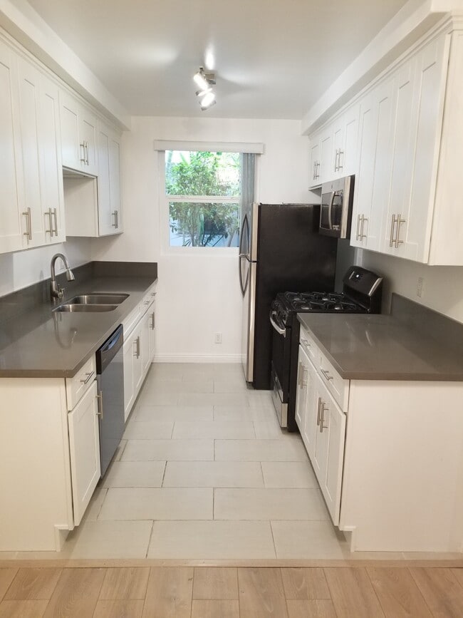 Building Photo - 1132 S Oakhurst Dr