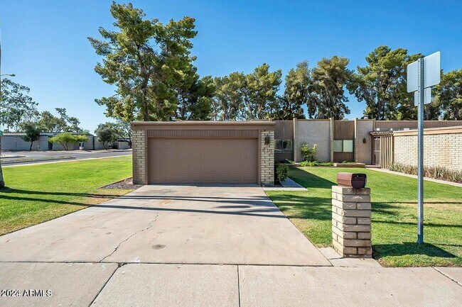 Building Photo - 617 W 10th St