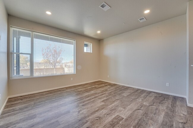 Building Photo - 3 bed, 2.5 bath Townhome in Mosaic Neighbo...