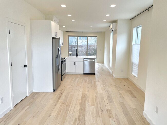 Foto del edificio - Beautiful townhouse with 2 en-suite bedroo...