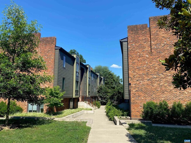 Foto del edificio - 630 Park Ln E