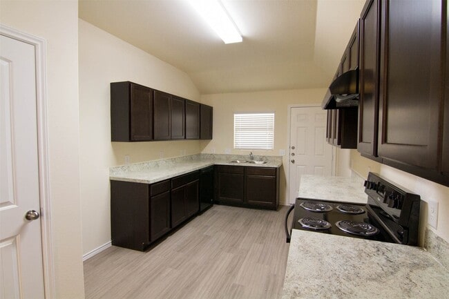 Building Photo - 504 Meadow Park Ln