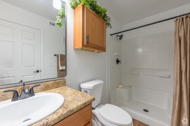 2 habitaciones, 2 baños - 962 pies cuadrados - Baño principal - Carefree Senior Living at the Willows (55+)