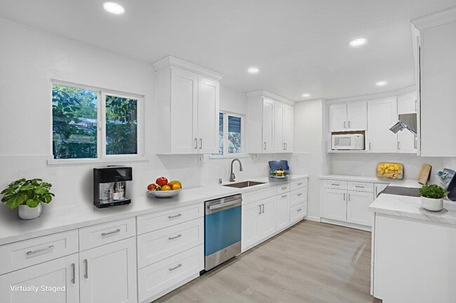 Building Photo - 15965 Blossom Hill Rd