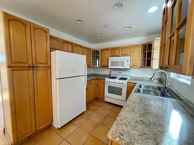 Foto del edificio - COMING SOON! 1 Bedroom 1 Bathroom Apartment in Palm Desert! CLOSE TO EL PASEO