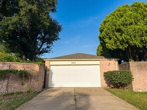 Building Photo - 9419 Clipperwood Pl