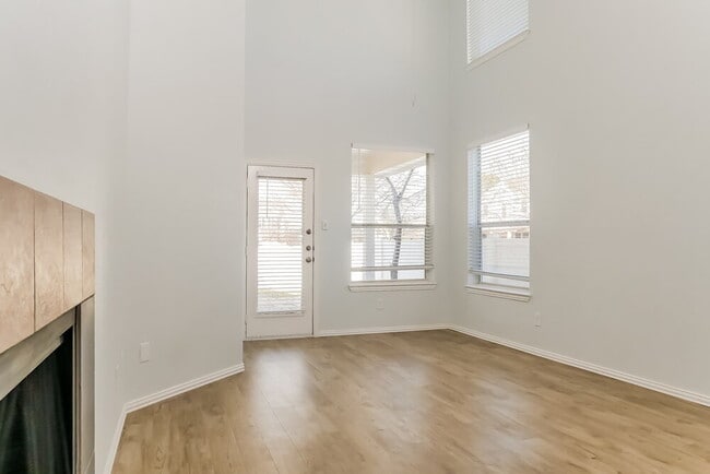 Building Photo - 9867 Walnut Hill Dr