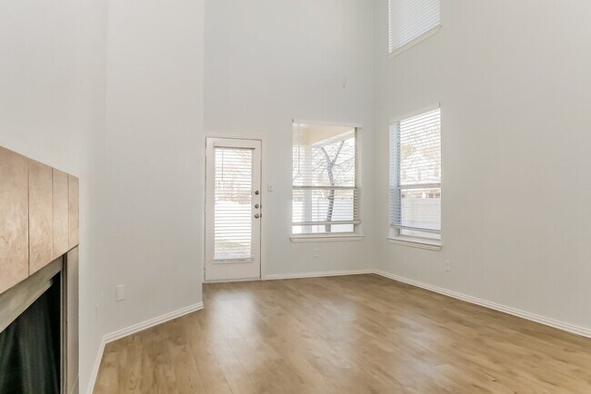 Foto del edificio - 9867 Walnut Hill Dr
