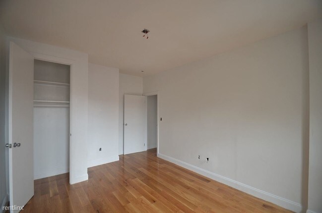 Foto del edificio - 2 br, 1 bath  - 2126 Tiebout Ave